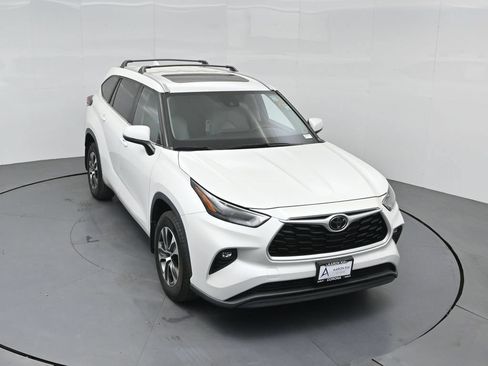 Used 2023 Toyota Highlander XLE AWD/4WD image 42