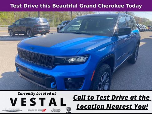 New 2023 Jeep Grand Cherokee Trailhawk w/ Luxury Tech Group III image 3