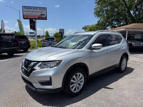 Used 2018 Nissan Rogue SV image 2