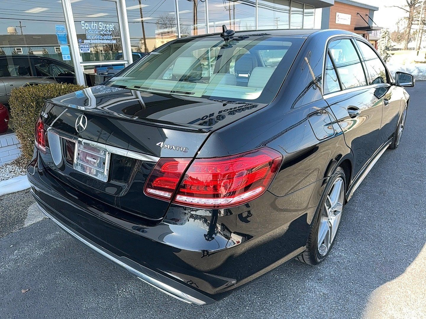 Used 2014 Mercedes-Benz E 350 4MATIC Sedan image 3