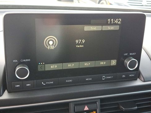 Used 2023 Honda Pilot Sport image 18