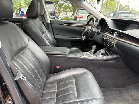 Used 2017 Lexus ES 300h w/ Luxury Package FWD image 33
