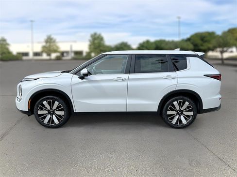 New 2025 Mitsubishi Outlander SE image 4