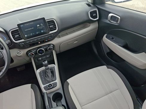Certified 2025 Hyundai Venue SEL image 16