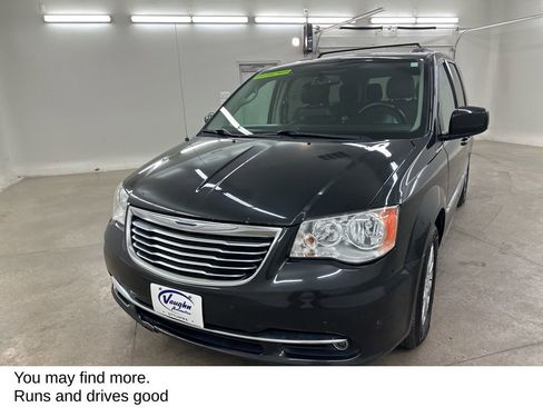 Used 2016 Chrysler Town & Country Touring image 5