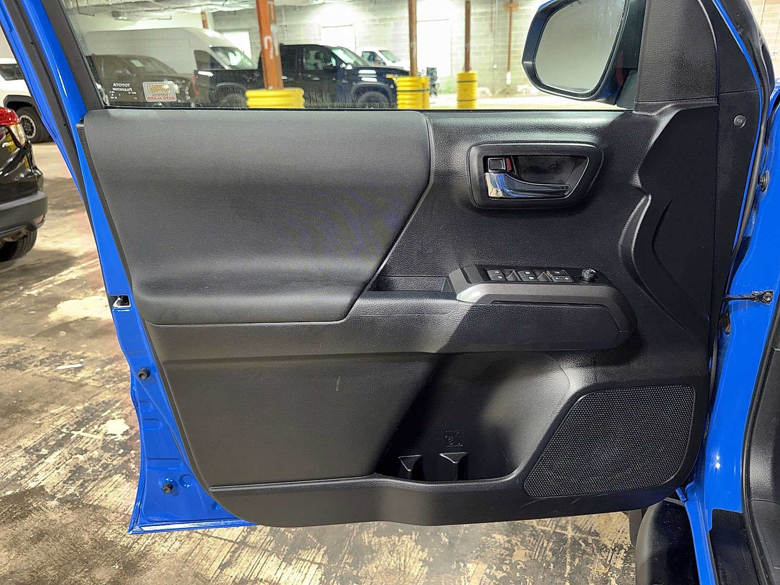 Used 2021 Toyota Tacoma TRD Sport AWD/4WD image 30