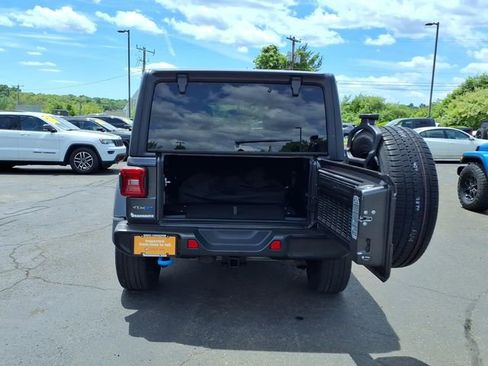 Used 2023 Jeep Wrangler Unlimited Sahara w/ Cold Weather Group AWD/4WD image 7