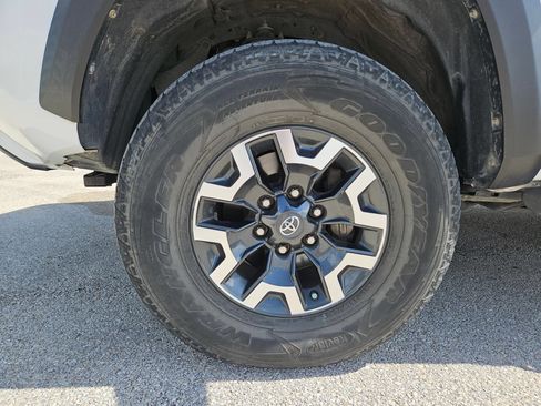 Used 2021 Toyota Tacoma TRD Off-Road w/ Technology Package AWD/4WD image 31