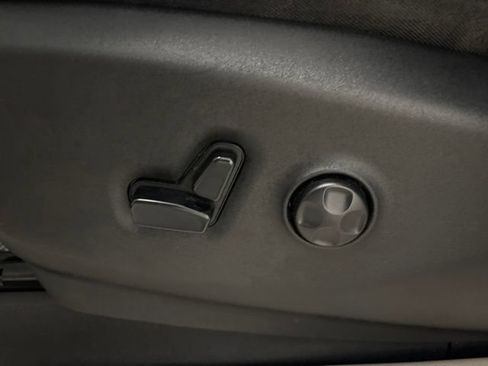 Used 2020 Chrysler Pacifica Touring-L FWD image 13