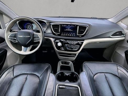 Used 2018 Chrysler Pacifica Limited w/ Advanced Safetytec Group FWD image 15