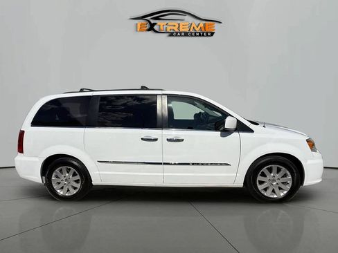 Used 2015 Chrysler Town & Country Touring w/ Driver Convenience Group FWD image 7