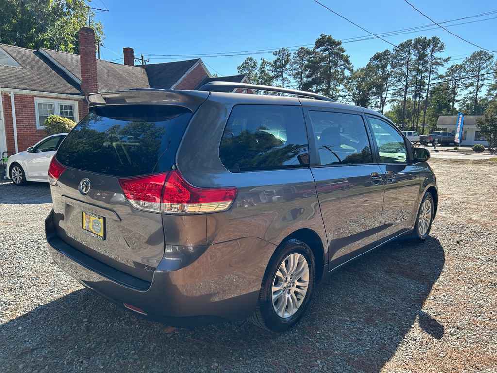 Used 2014 Toyota Sienna XLE FWD image 4