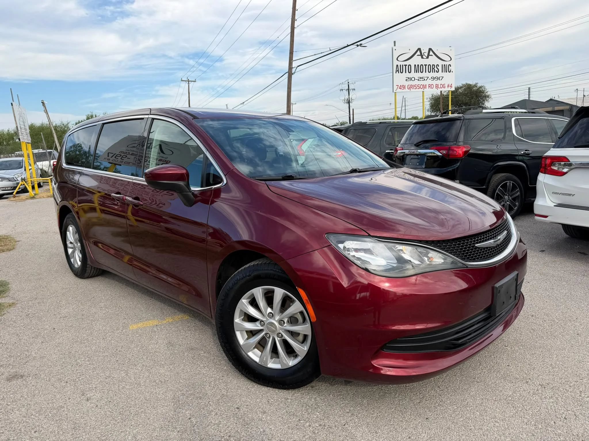 Used 2017 Chrysler Pacifica Touring FWD image 2
