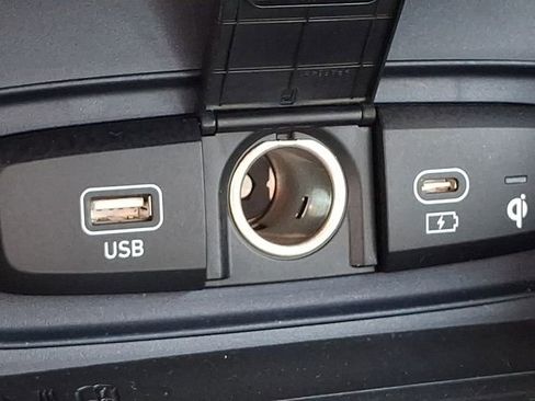 Used 2023 Hyundai Venue Limited FWD image 25