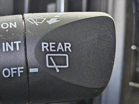 Used 2018 Toyota RAV4 LE AWD/4WD image 9