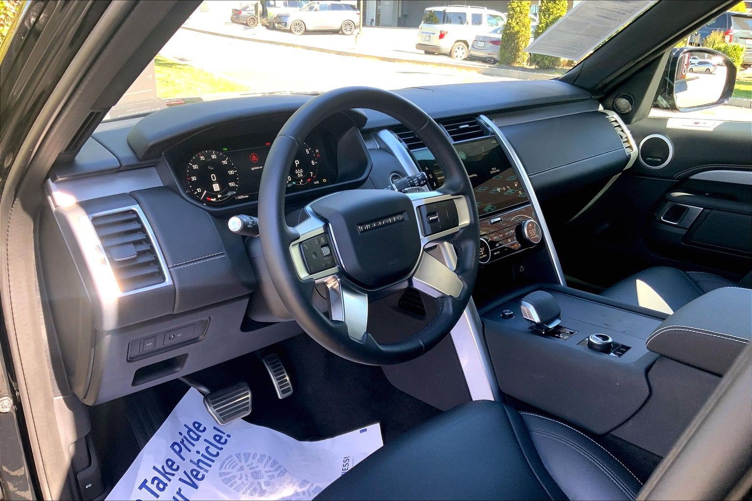 Certified 2025 Land Rover Discovery Dynamic SE AWD/4WD image 17