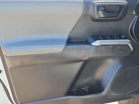 Used 2020 Toyota Tacoma SR5 RWD image 11