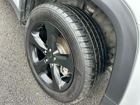 Used 2023 Jeep Grand Cherokee Limited w/ Black Appearance Package image 15