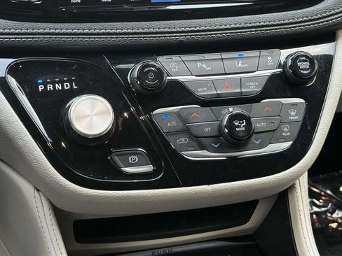 Used 2023 Chrysler Pacifica Limited FWD image 19