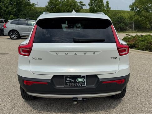 Used 2021 Volvo XC40 T5 Momentum w/ Premium Package AWD/4WD image 3