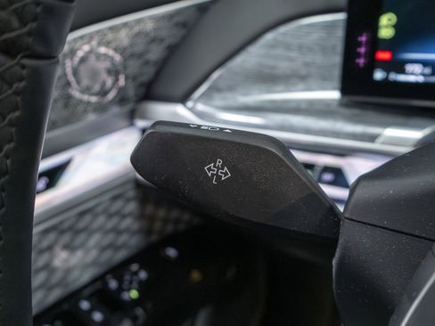 Used 2023 BMW 760i xDrive w/ Executive Package image 10