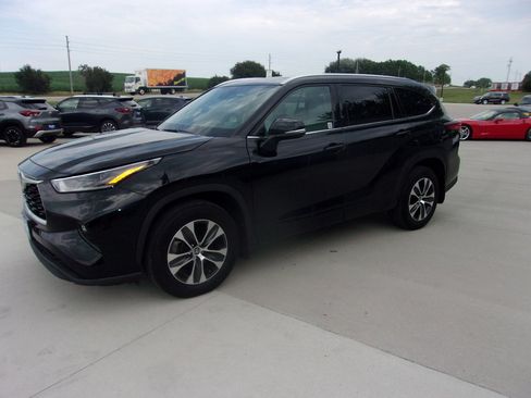 Used 2021 Toyota Highlander XLE AWD/4WD image 6
