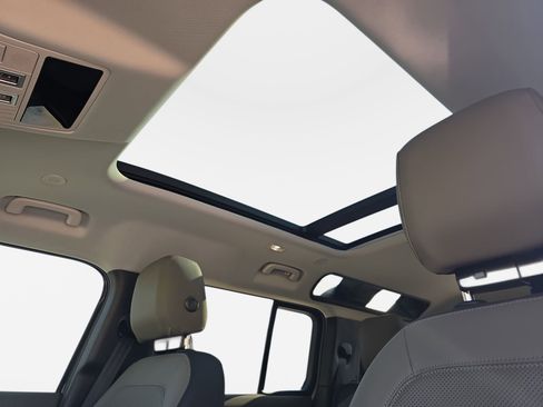 Used 2025 Land Rover Defender 110 S image 28