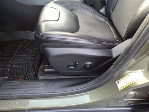 Used 2019 Jeep Cherokee Latitude Plus w/ Comfort/Convenience Group image 13