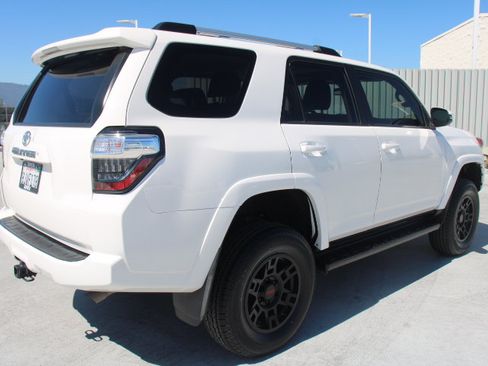 Certified 2019 Toyota 4Runner SR5 Premium AWD/4WD image 3