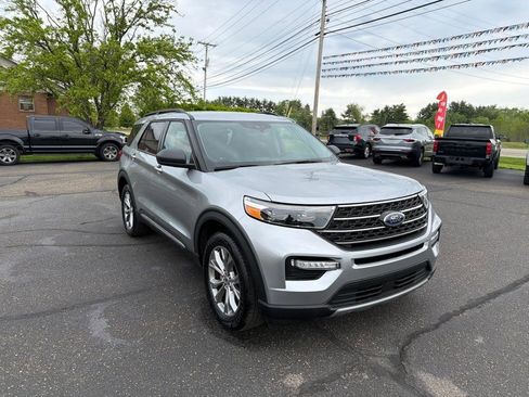Used 2022 Ford Explorer XLT w/ Equipment Group 202A AWD/4WD image 7
