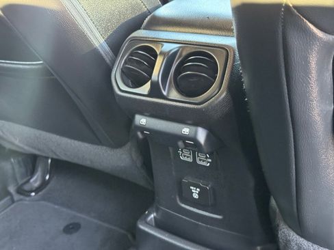 Used 2018 Jeep Wrangler Unlimited Sahara w/ Safety Group AWD/4WD image 37