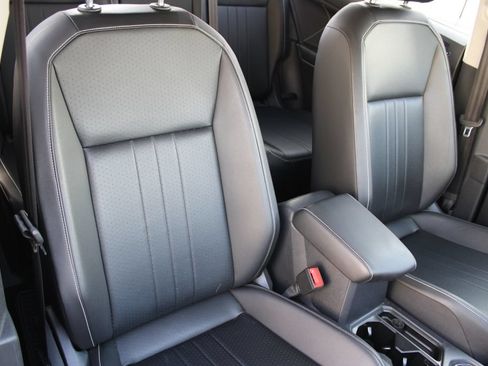 Used 2022 Volkswagen Tiguan SE FWD image 13