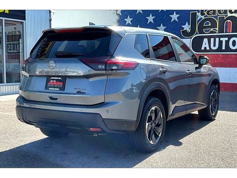 Used 2024 Nissan Rogue SV image 2