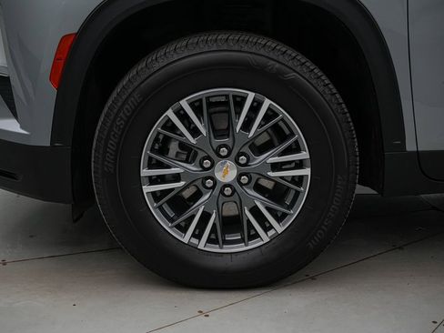 Used 2025 Chevrolet Traverse LT image 10