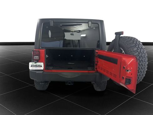 Used 2017 Jeep Wrangler Unlimited Rubicon w/ Connectivity Group image 12