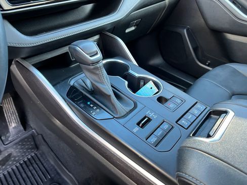 Used 2022 Toyota Highlander XLE image 19