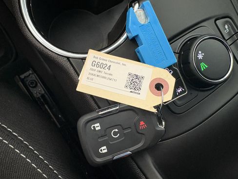 Used 2024 GMC Terrain SLE w/ Driver Convenience Package image 21