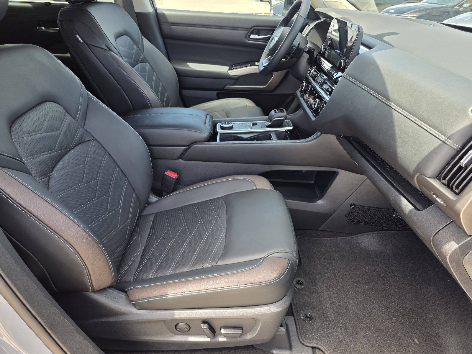 Used 2024 Nissan Pathfinder Platinum w/ Cargo Package AWD/4WD image 14