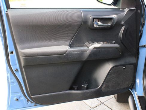 Used 2019 Toyota Tacoma TRD Sport AWD/4WD image 9