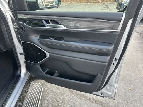 Used 2022 Jeep Wagoneer Series III w/ Premium Group I image 16