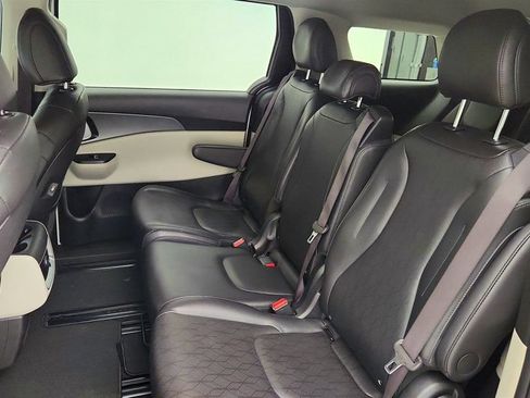 Used 2024 Kia Carnival LX FWD image 19