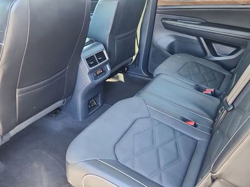 Used 2024 Volkswagen Atlas SE AWD/4WD image 8