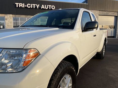 Used 2014 Nissan Frontier SV image 2