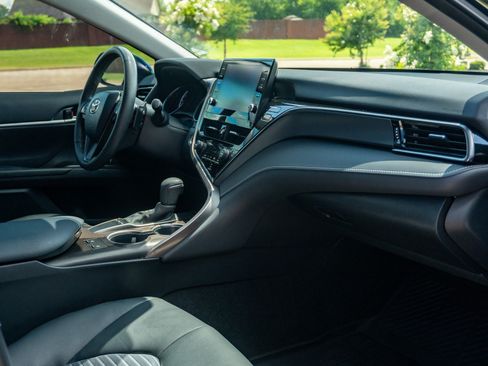 Used 2024 Toyota Camry SE w/ Cold Weather Package FWD image 18