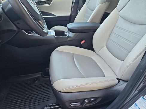 Used 2022 Toyota RAV4 Limited AWD/4WD image 19