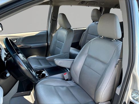 Used 2018 Toyota Sienna XLE Premium FWD image 21