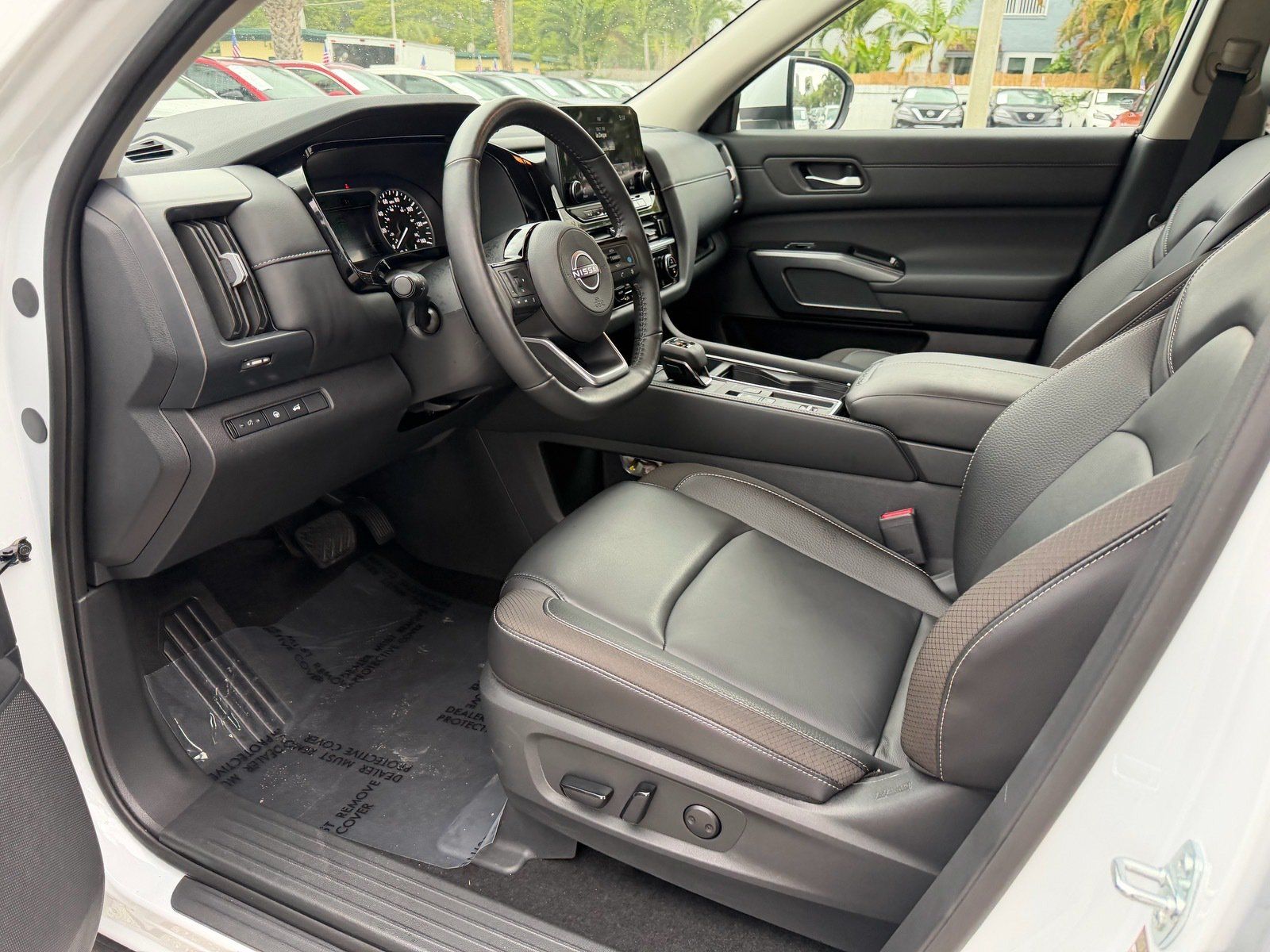 Used 2025 Nissan Pathfinder SL FWD image 11