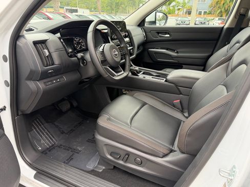Used 2025 Nissan Pathfinder SL FWD image 11