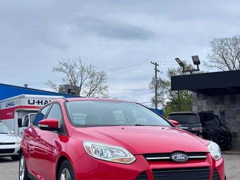 Used 2014 Ford Focus SE w/ SE Winter Package FWD image 2