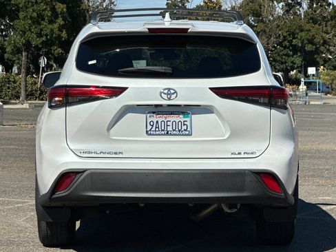 Used 2022 Toyota Highlander XLE AWD/4WD image 4